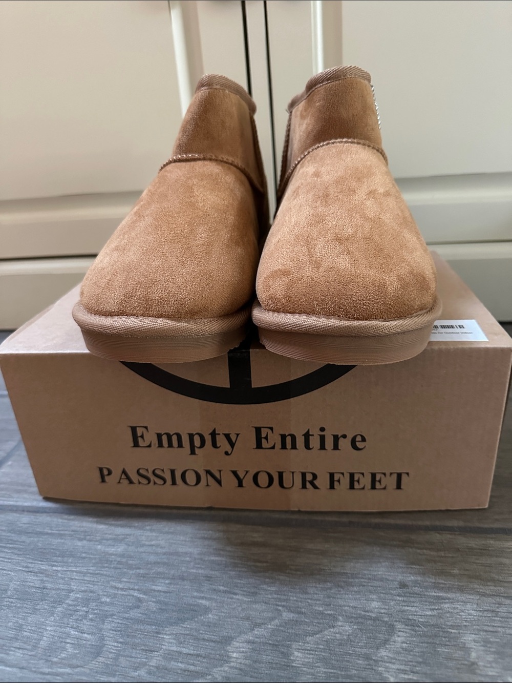 Empty Entire women’s ankle snow boots with wool lining in chestnut. 8/8.5 NWT